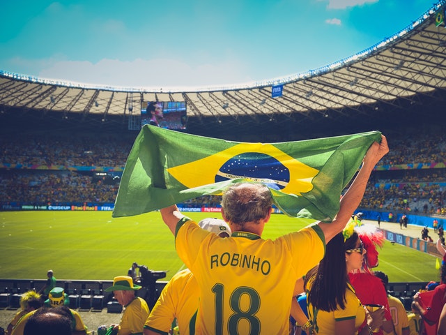 Fotbollssupporter med flagga